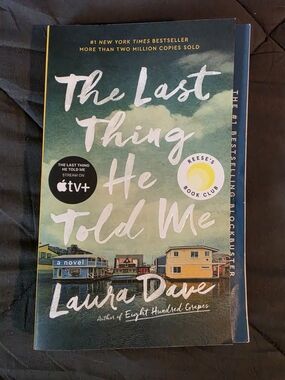 The Last Thing He Told Me by - Green Cover Edition